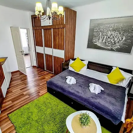 Central Apartment Near Old Town & Universitate Metro