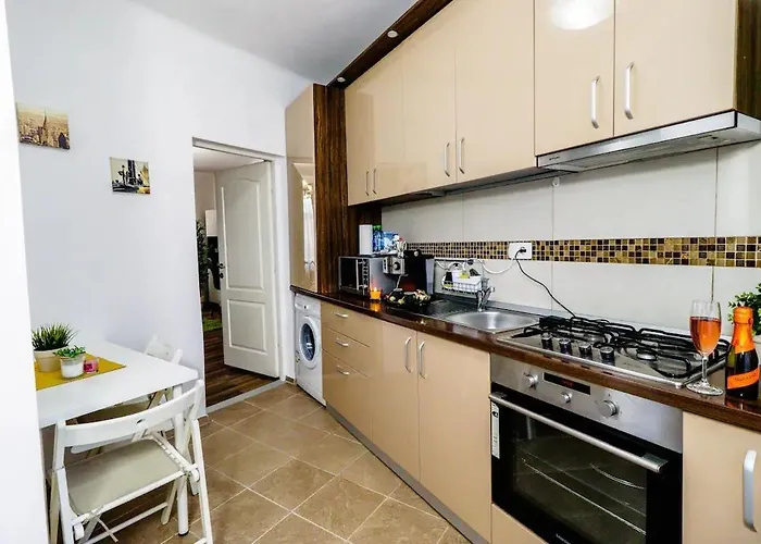 Апартаменти Cozy In Downtown Бухарест